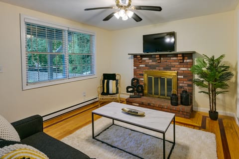 Boston Duplex w/ Foosball Table: 11 Mi to Downtown Apartment in Milton