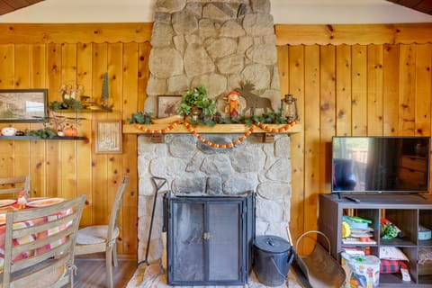 Crestline Cabin: Close to Lake Arrowhead & Skiing House in Crestline