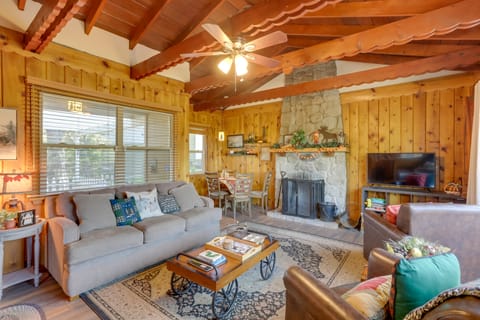 Crestline Cabin: Close to Lake Arrowhead & Skiing House in Crestline