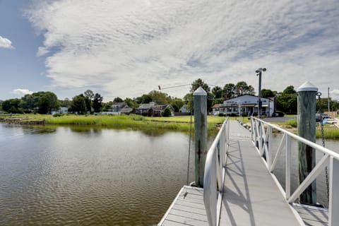 Waterfront Barrington Estate with Hot Tub! House in Swansea