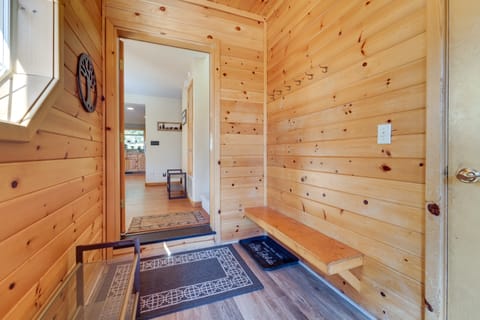 Rustic Truckee Cabin Retreat w/ Community Pool! House in Truckee