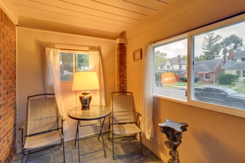 8 Mi to Ford Field: Detroit Getaway w/ Fireplace! House in Detroit