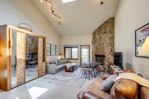 Private Balcony & Mtn Views: Granby Studio! Apartment in Granby