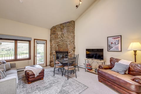 Private Balcony & Mtn Views: Granby Studio! Apartment in Granby