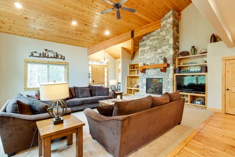 Pool & Hot Tub: Peaceful Sunriver Retreat! House in Sunriver