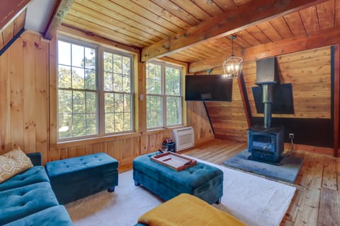 Hot Tub & Sauna: Secluded Pocono Getaway! House in Middle Smithfield