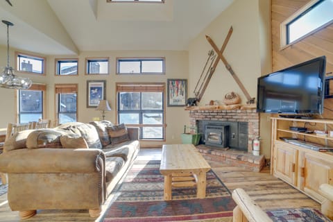 Mammoth Lakes Condo - Steps to Ski Lift! Apartment in Mammoth Lakes