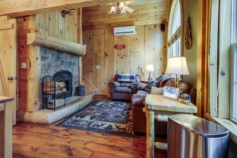 Rustic Retreat: Walk to Great Sacandaga Lake! House in Great Sacandaga Lake