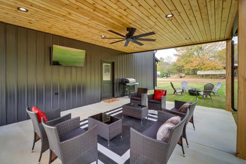 Chic Arkansas Retreat w/ Patio, Grill & Fire Pit! Maison in Higden