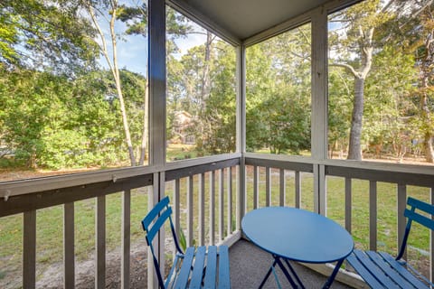 Walkable Calabash Condo w/ Pool Access! Apartamento in Carolina Shores