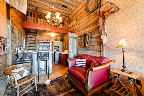 Western-Themed Decatur Studio on Main Street! Apartment in Decatur