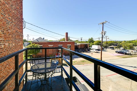 Western-Themed Decatur Studio on Main Street! Apartment in Decatur