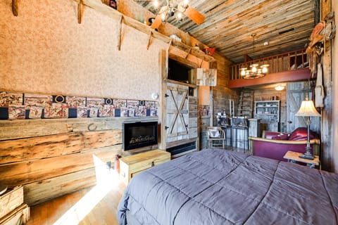 Western-Themed Decatur Studio on Main Street! Apartment in Decatur