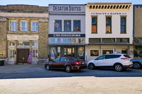 Decatur Gem on Historic Main St: City Square Views Apartment in Decatur