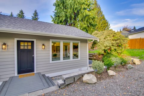 Modern Kirkland Home w/ Private Yard & Fire Pit! House in Kirkland