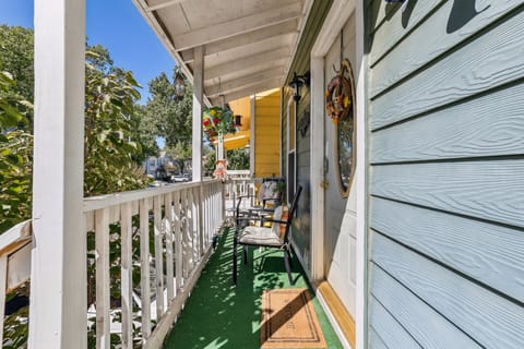 Close to San Antonio Zoo & Airport: Cozy Townhome Apartment in San Antonio