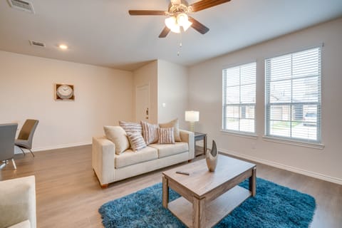 Chic Mesquite Townhome ~ 11 Mi to Downtown Dallas! Apartment in Mesquite