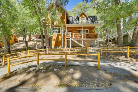 Big Bear Lake Cabin w/ Deck, Grill & Fireplace! House in Big Bear