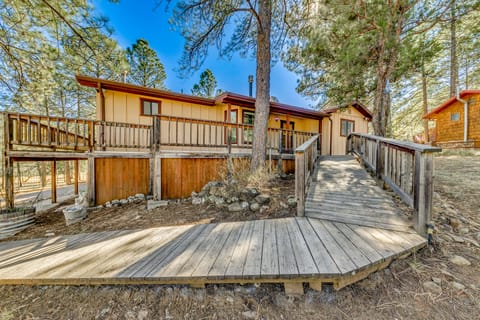 Ruidoso Cabin w/ Hot Tub ~ 2 Mi to Grindstone Lake House in Ruidoso