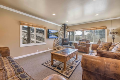 Walk to Ski Resort: Mtn-View Cabin w/ Hot Tub! House in Big Bear