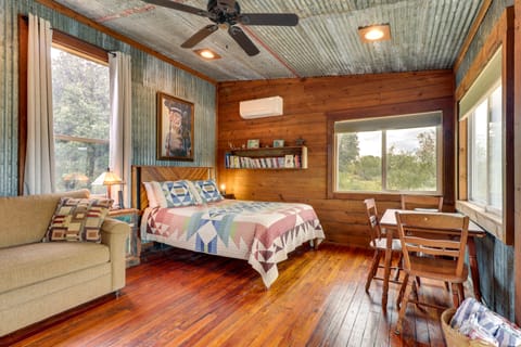 Rustic Eco-Cabin Llano River Getaway on 68 Acres! Apartment in Rio Grande