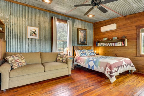 Rustic Eco-Cabin Llano River Getaway on 68 Acres! Apartment in Rio Grande