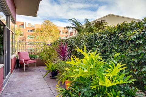 Luxe Condo w/ Private Patio & Perks in Emeryville! Apartment in Emeryville