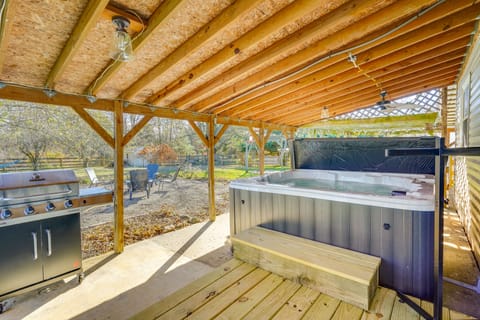 Hocking Hills Hideaway w/ Hot Tub & Fire Pit! House in Ohio
