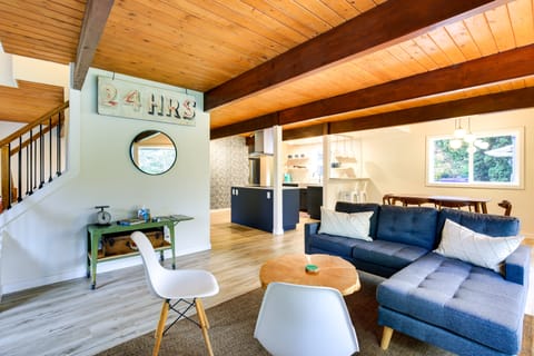 Modern Oregon Getaway w/ Fireplace, Yard & Deck House in Clackamas County