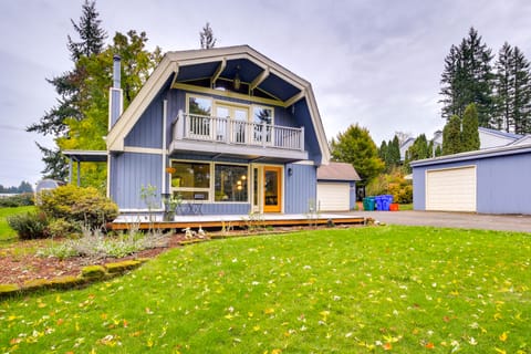Modern Oregon Getaway w/ Fireplace, Yard & Deck House in Clackamas County