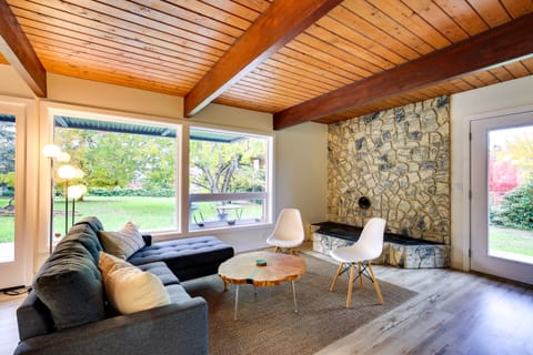 Modern Oregon Getaway w/ Fireplace, Yard & Deck House in Clackamas County