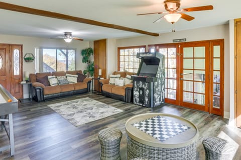 Spacious Crestline Retreat: 1 Mi to Lake Gregory House in Crestline