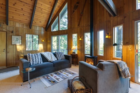 Cozy Arnold Cabin - 3 Mi to Big Trees State Park! House in Dorrington