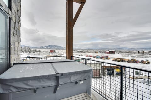 Winter Park Retreat: Balcony, Hot Tub & Fireplace! Apartment in Fraser