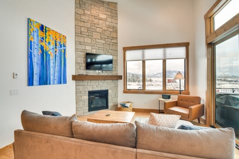 Winter Park Retreat: Balcony, Hot Tub & Fireplace! Apartment in Fraser