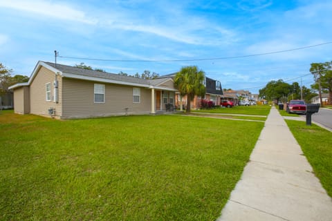 7 Mi to French Quarter: NOLA Abode w/ Home Theater House in Viavant-Venetian Isles