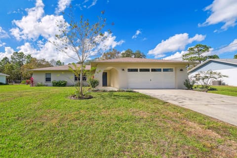 Bikes, Yard & Fire Pit at Upscale Lecanto Home! House in Lecanto