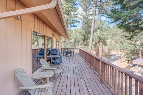 Ruidoso Cabin Retreat w/ Multi-Level Deck House in Ruidoso