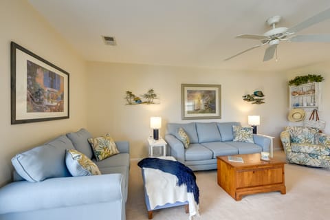 NMB Condo: Walk to the Beach or Use the Pool! Apartment in North Myrtle Beach