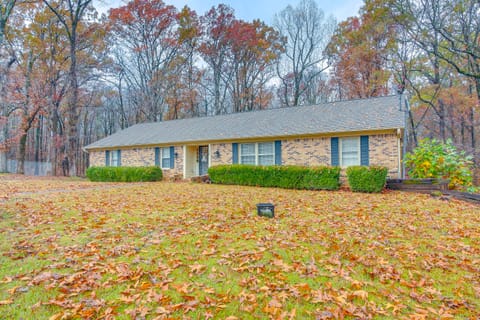 Charming Tennessee Retreat w/ Fireplace & Grill! House in Jackson