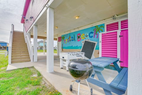 Family-Friendly Crystal Beach Home: Steps to Beach House in Bolivar Peninsula