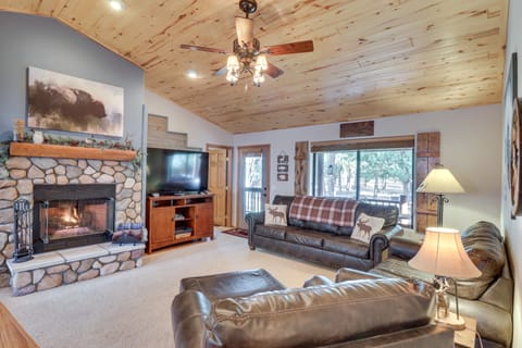 Cozy Show Low Cabin w/ Backyard ~ 3 Mi to Lake! House in Show Low