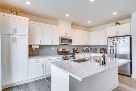 Newly Built Tracy Home w/ Backyard + Pool Access! House in Tracy