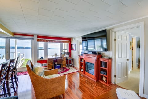 Bayfront Port Hadlock Retreat w/ Grill & Deck! House in Marrowstone Island