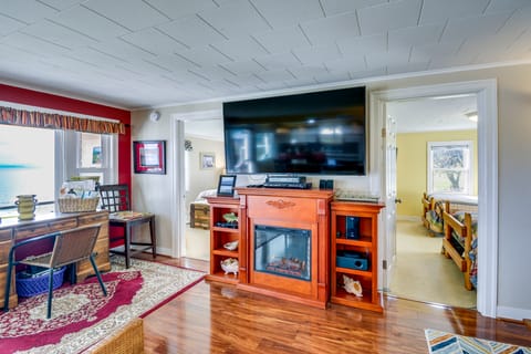 Bayfront Port Hadlock Retreat w/ Grill & Deck! House in Marrowstone Island