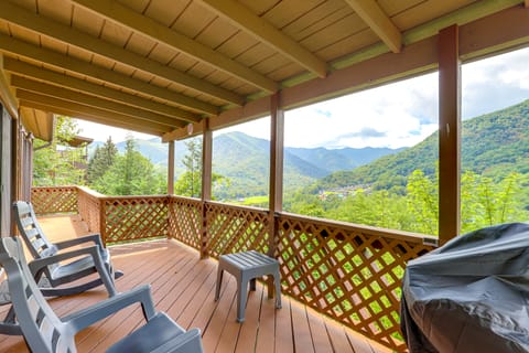 Maggie Valley Mountain Escape w/ Fireplace & Deck! House in Maggie Valley
