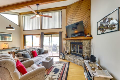 Maggie Valley Mountain Escape w/ Fireplace & Deck! House in Maggie Valley