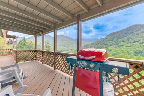 Maggie Valley Mountain Escape w/ Fireplace & Deck! House in Maggie Valley