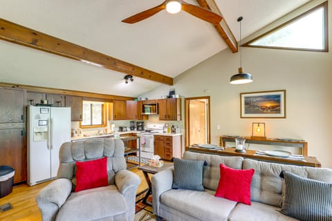 Maggie Valley Mountain Escape w/ Fireplace & Deck! House in Maggie Valley