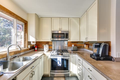 7 Mi to Downtown Denver: Lakewood Gem w/ Deck! House in Lakewood